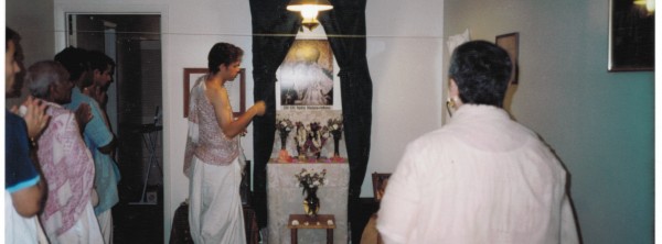 Yamuna sings Govindam at Kar's apartment in Alachua, 2002